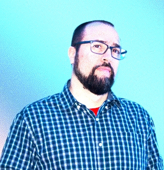 Una fotografía mía posando ante la cámara. No se me ve ninguna extremidad, tan solo desde mitad del torso hacia arriba.